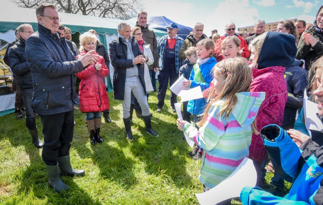 Kartoffellegen mit Kindern und Prominenten 2016